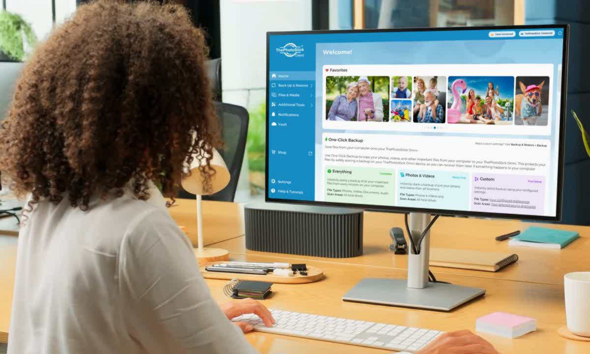 a woman is using ThePhotoStick Omni software on her Windows coomputer